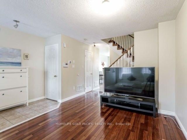 62 Baffin Court • Richmond Hill, ON photo 4