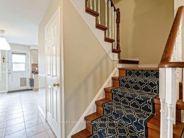 62 Baffin Court • Richmond Hill, ON photo 5