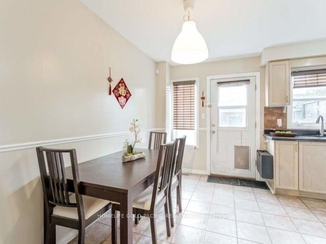 62 Baffin Court • Richmond Hill, ON photo 6