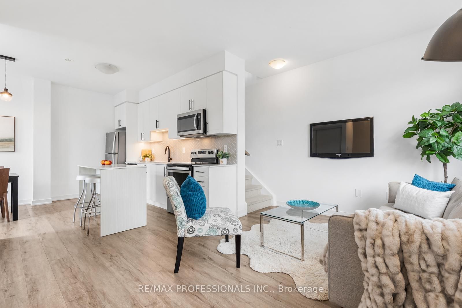 1 Lochlin Street • Vaughan, ON photo 2