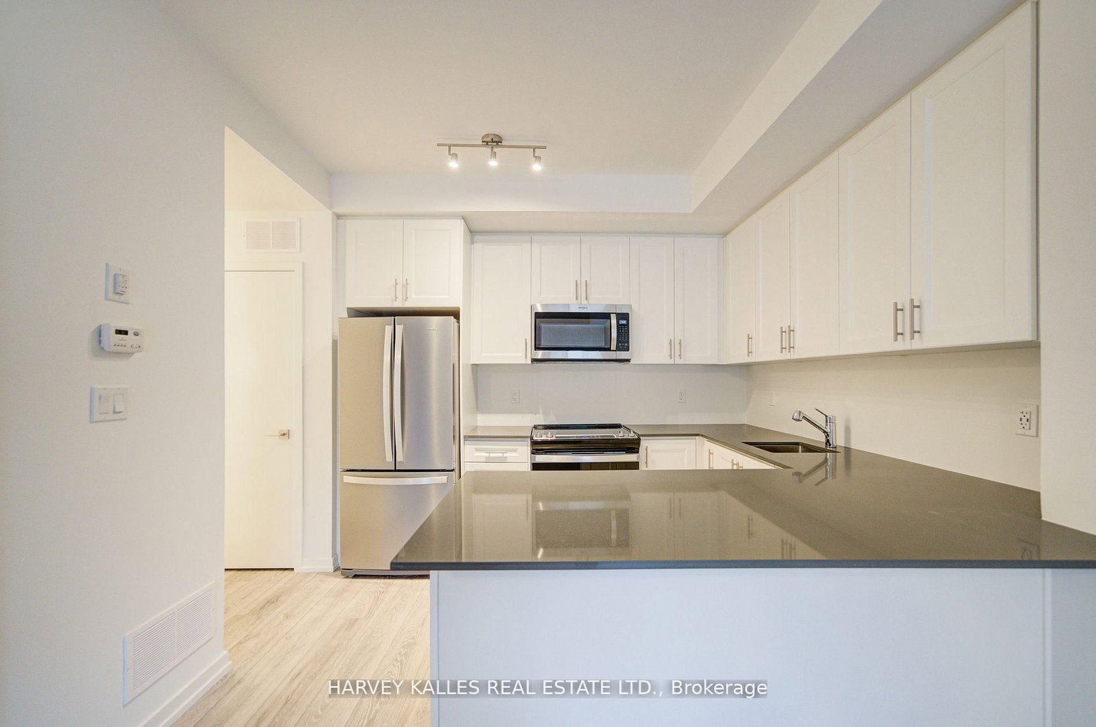 18 Lytham Green Circle • #28 • Newmarket, ON photo 10