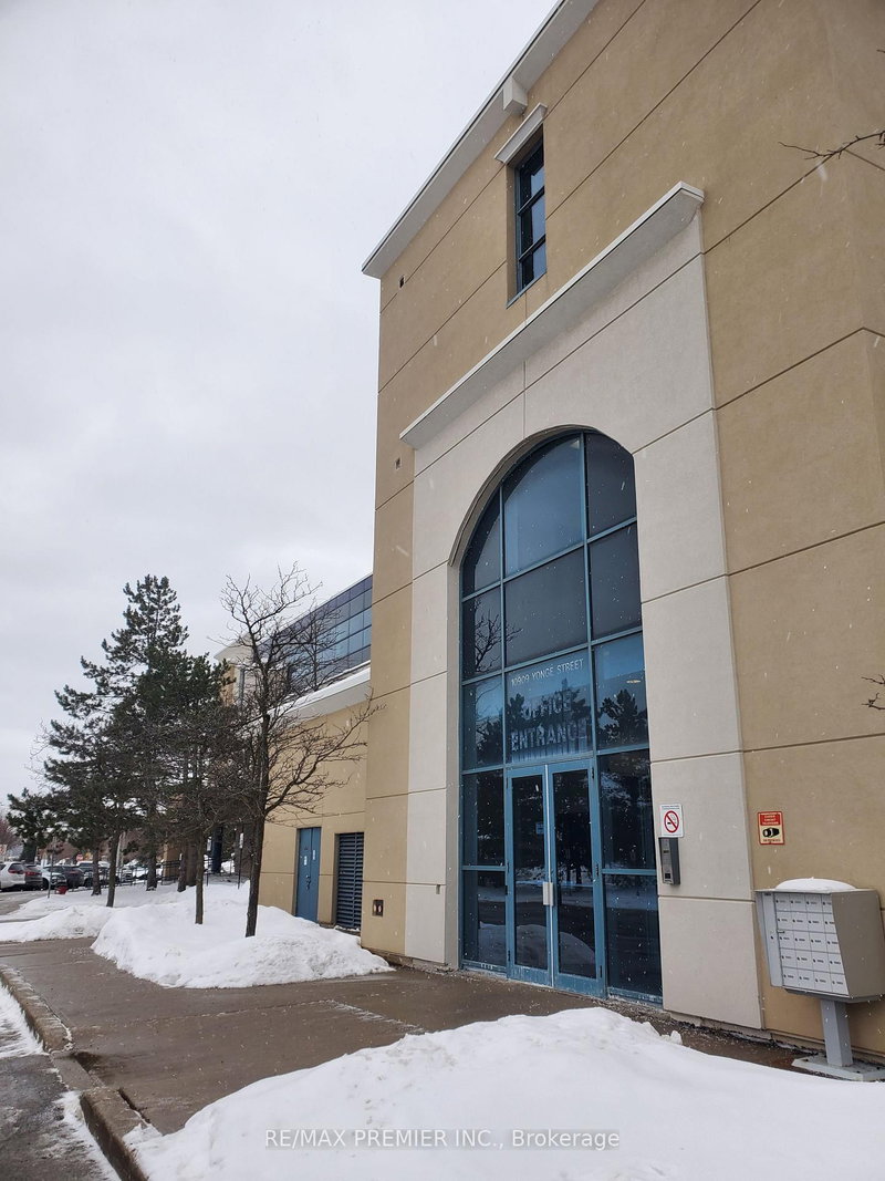 10909 Yonge St photo 2