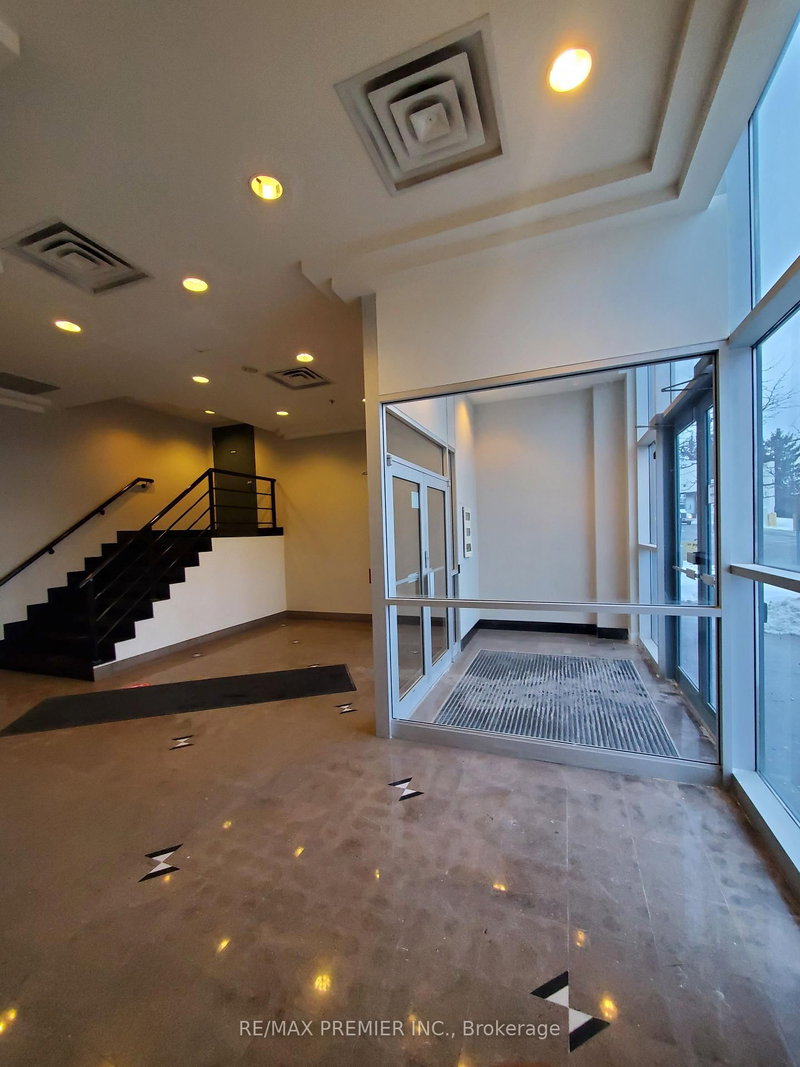 10909 Yonge St photo 3