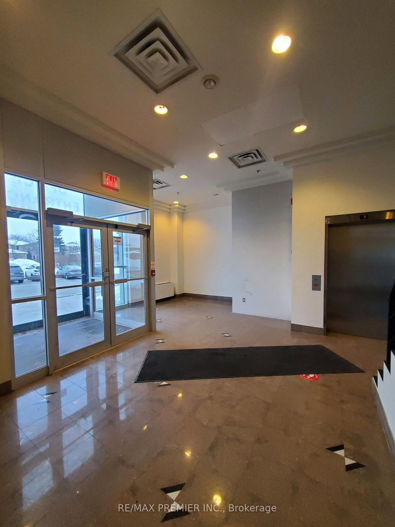 10909 Yonge St photo 4