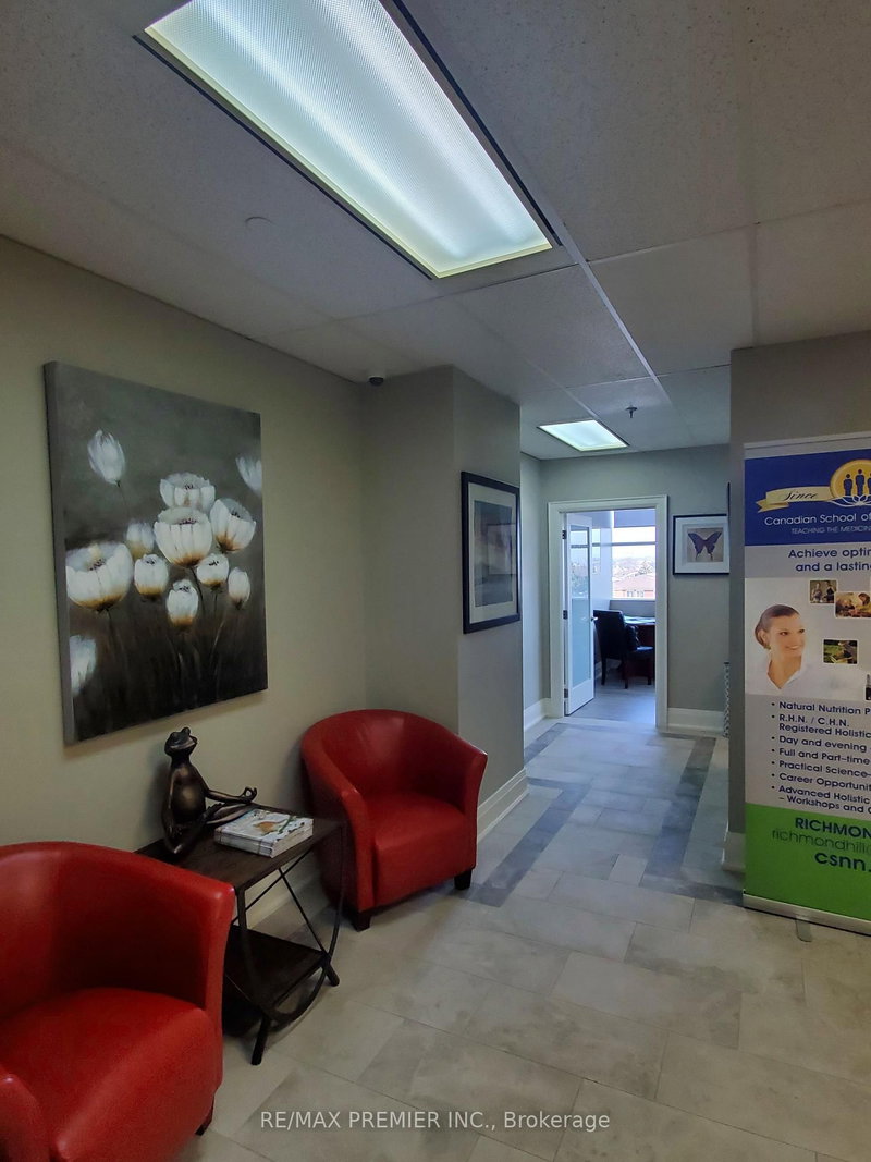 10909 Yonge St photo 5