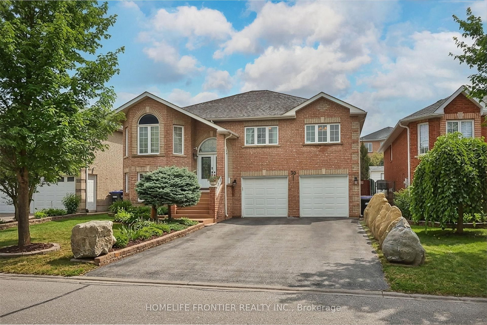 30 Saint Avenue • Bradford West Gwillimbury, ON photo 1