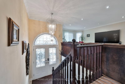 30 Saint Avenue • Bradford West Gwillimbury, ON photo 5