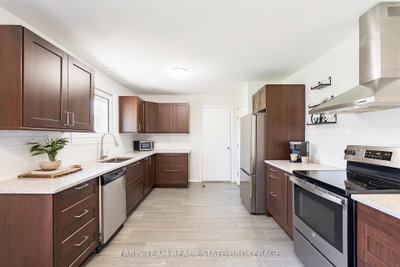 201 Parkside Crescent • Innisfil, ON photo 5