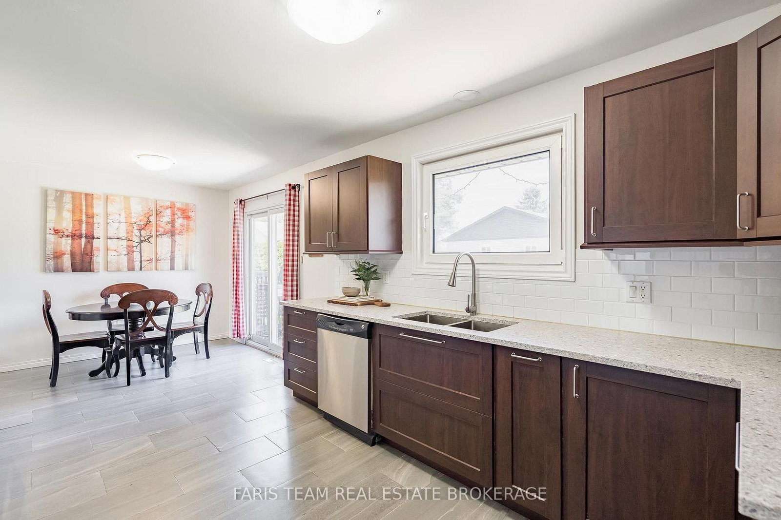 201 Parkside Crescent • Innisfil, ON photo 6