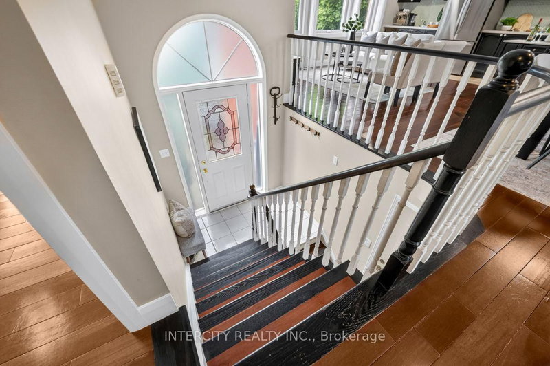 6 Compton Crescent