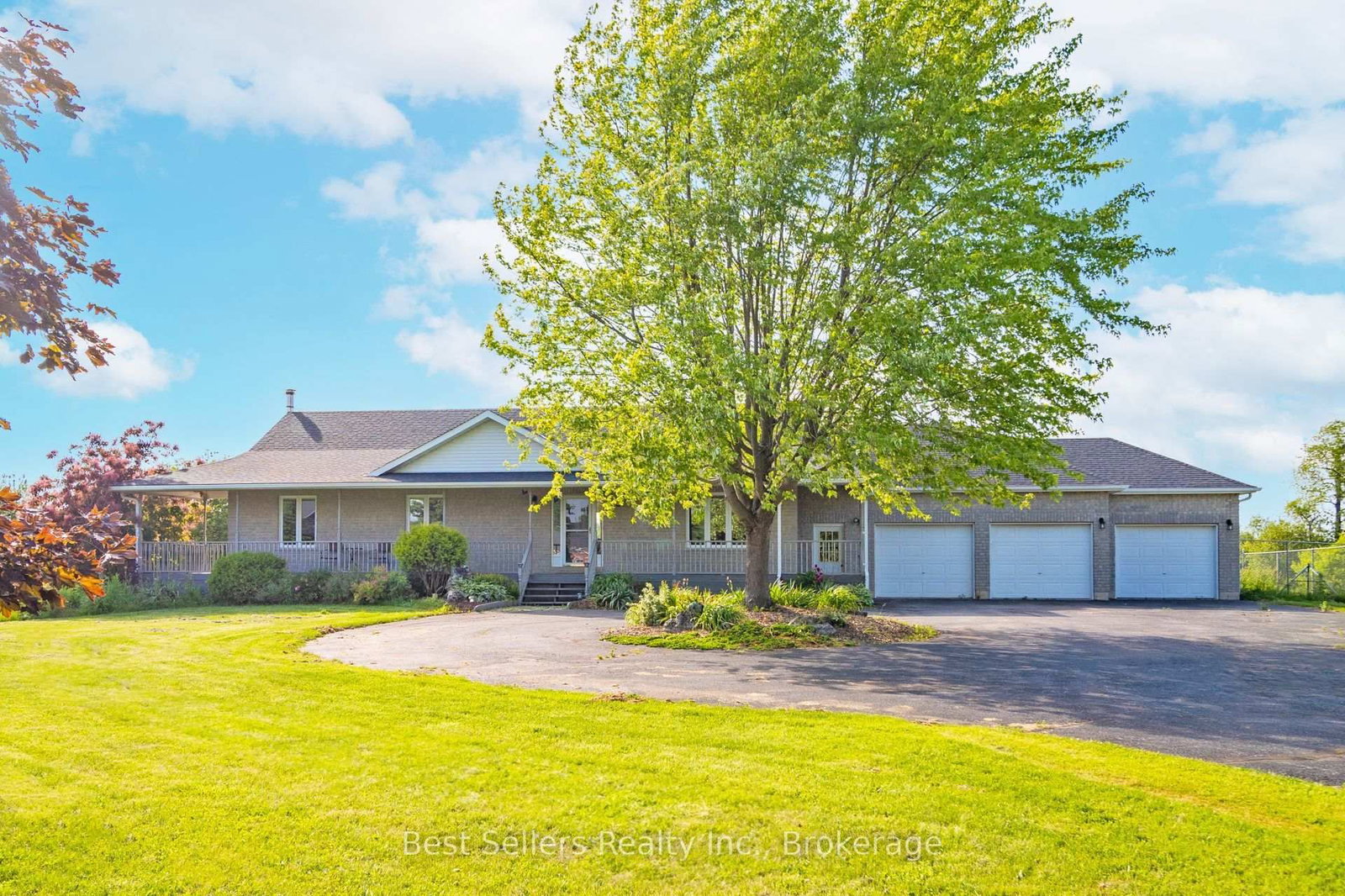 Detached House for sale at 14 Pioneer Ridge Court, Essa, Ontario, L0L 1N0 - Rural Essa - MLS: N13660484