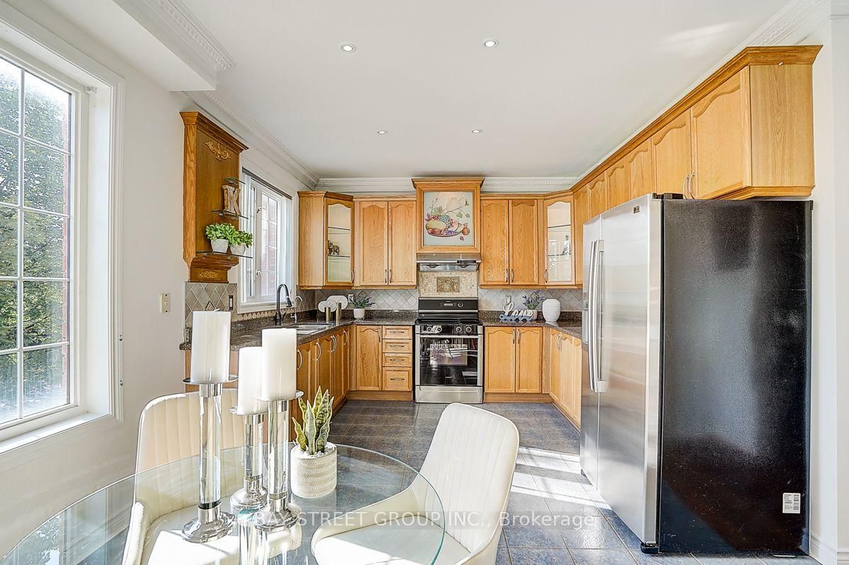 57 Gail Parks Crescent • Newmarket, ON photo 5