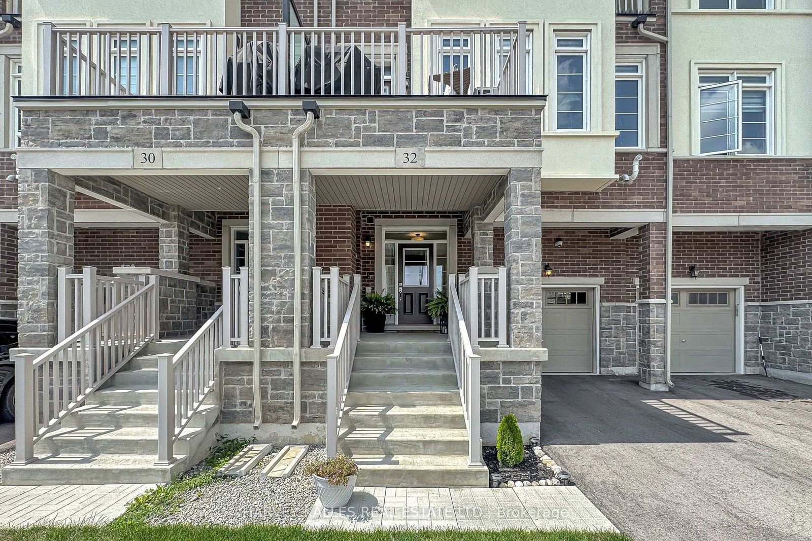 32 Mel Irving Drive • Bradford West Gwillimbury, ON photo 2