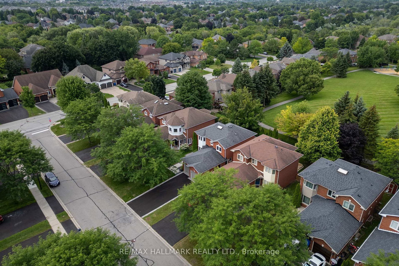 872 Hilton Boulevard • Newmarket, ON photo 2