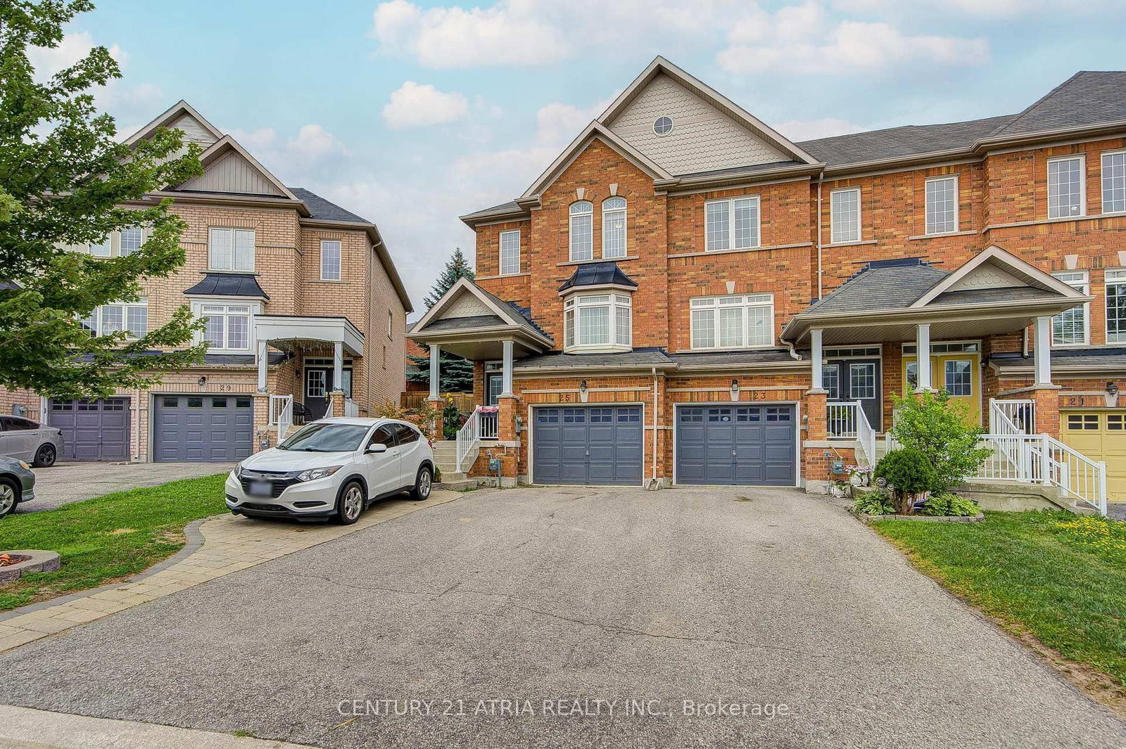 25 Matthewson Avenue • Bradford West Gwillimbury, ON photo 2