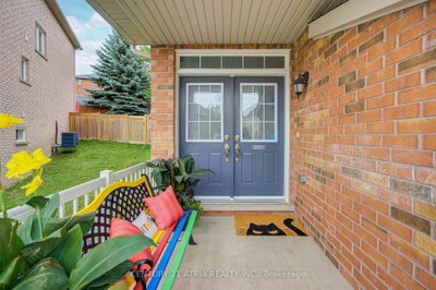 25 Matthewson Avenue • Bradford West Gwillimbury, ON photo 3