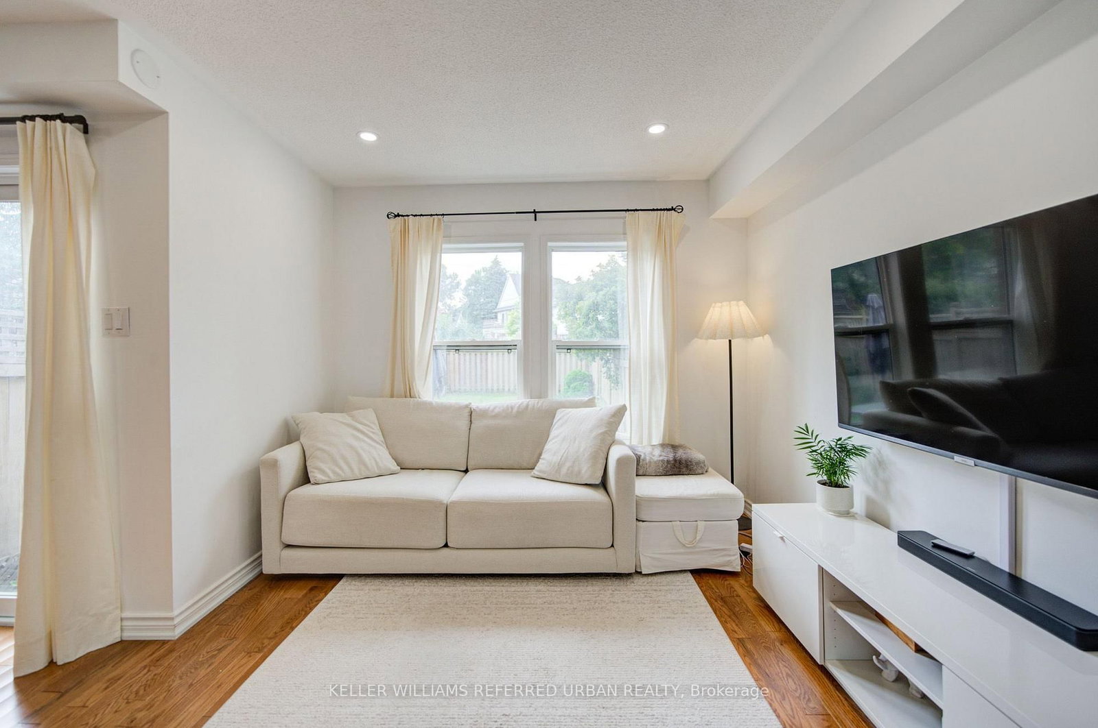 19 Evelyn Buck Lane • Aurora, ON photo 15