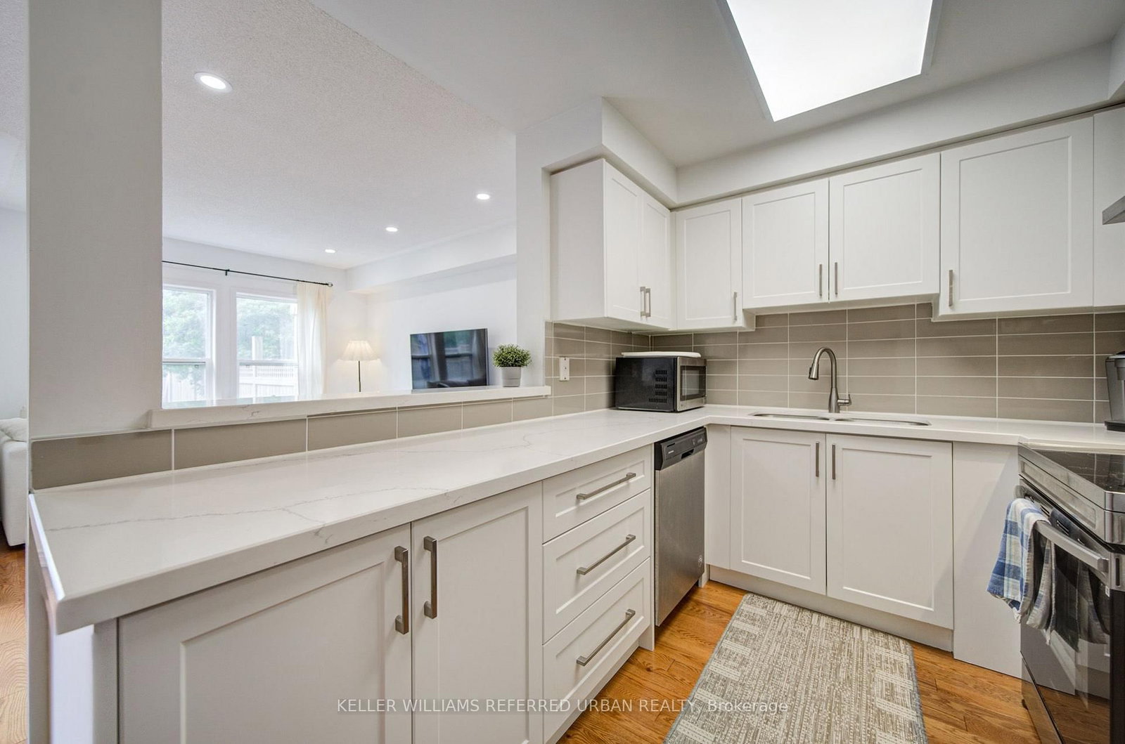 19 Evelyn Buck Lane • Aurora, ON photo 8