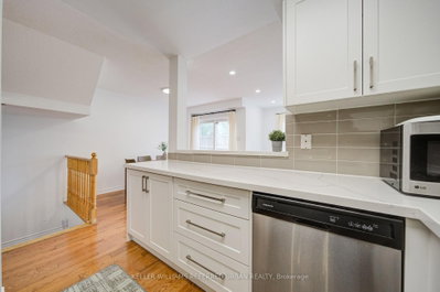 19 Evelyn Buck Lane • Aurora, ON photo 9