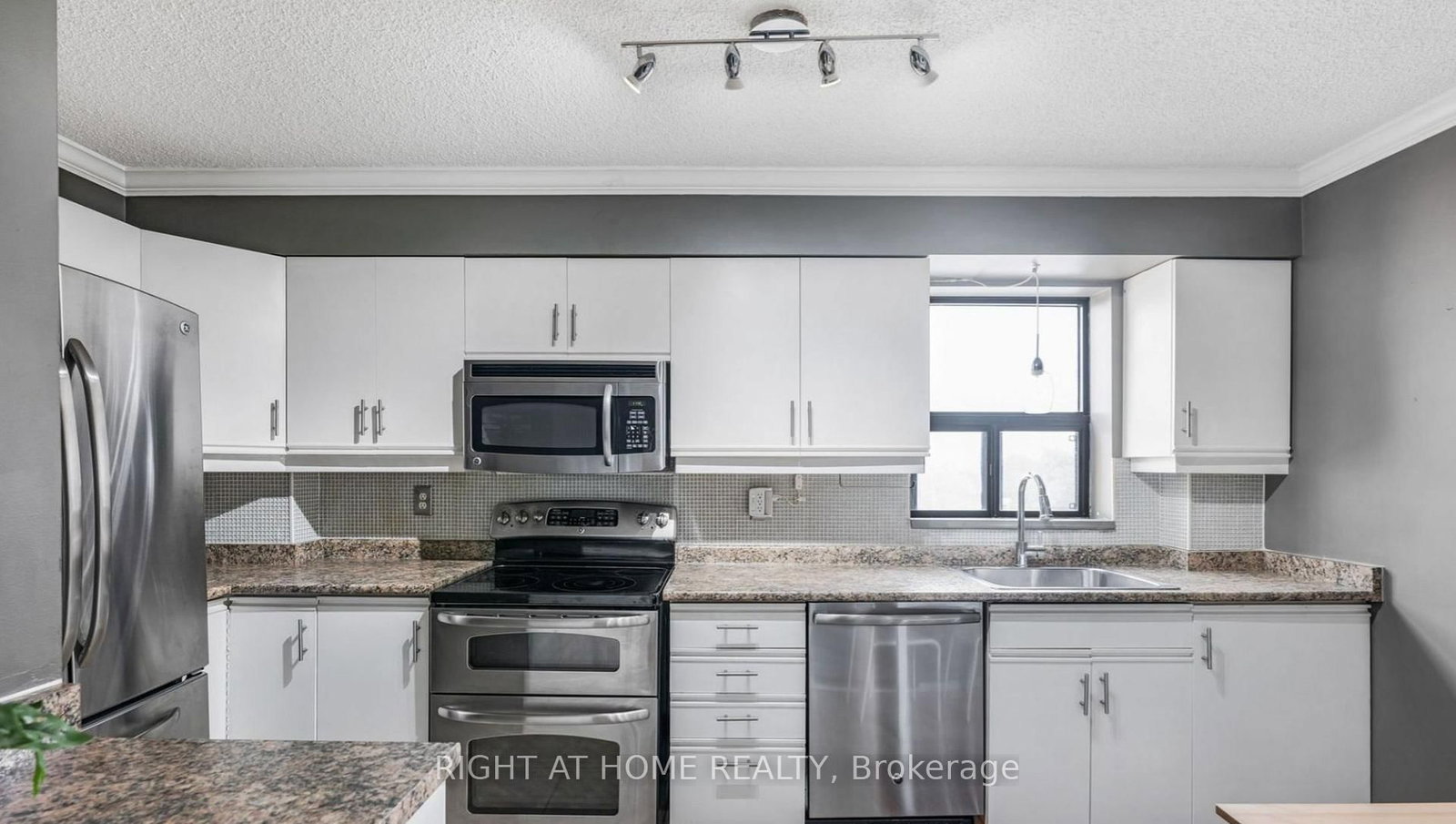 41 Ash Street • #402 • Uxbridge, ON photo 3