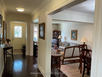 111 Springhead Gardens • Richmond Hill, ON photo 3
