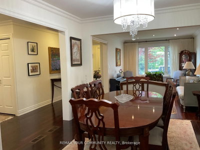 111 Springhead Gardens • Richmond Hill, ON photo 4
