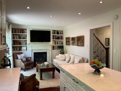 111 Springhead Gardens • Richmond Hill, ON photo 8