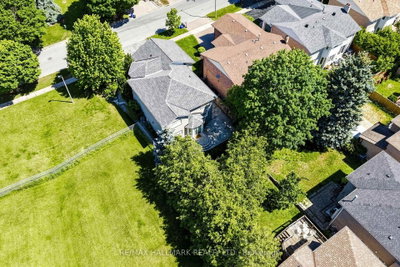 145 Old Surrey Lane • Richmond Hill, ON photo 2