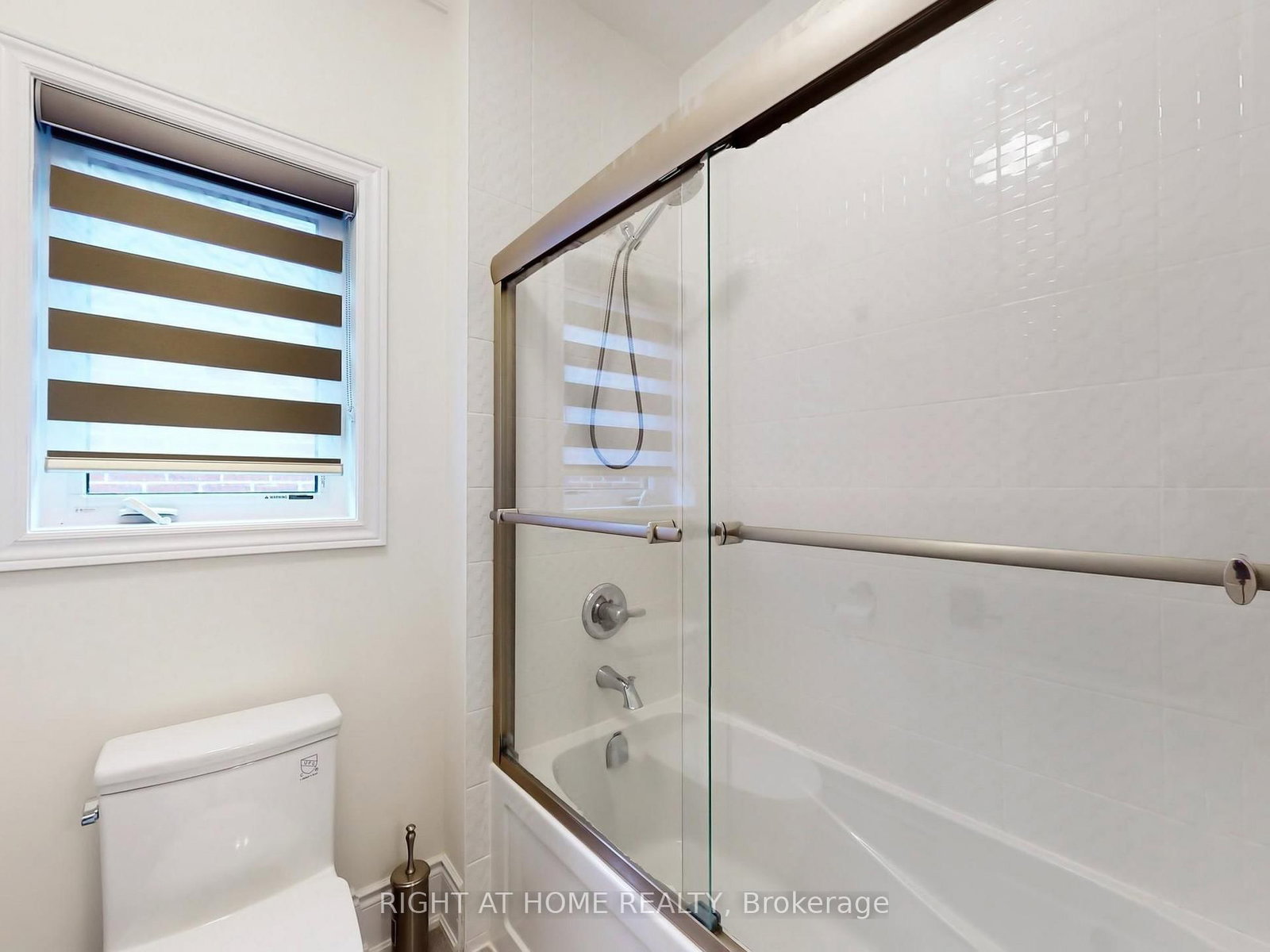 216 Sunset Vista Court E • Aurora, ON photo 18