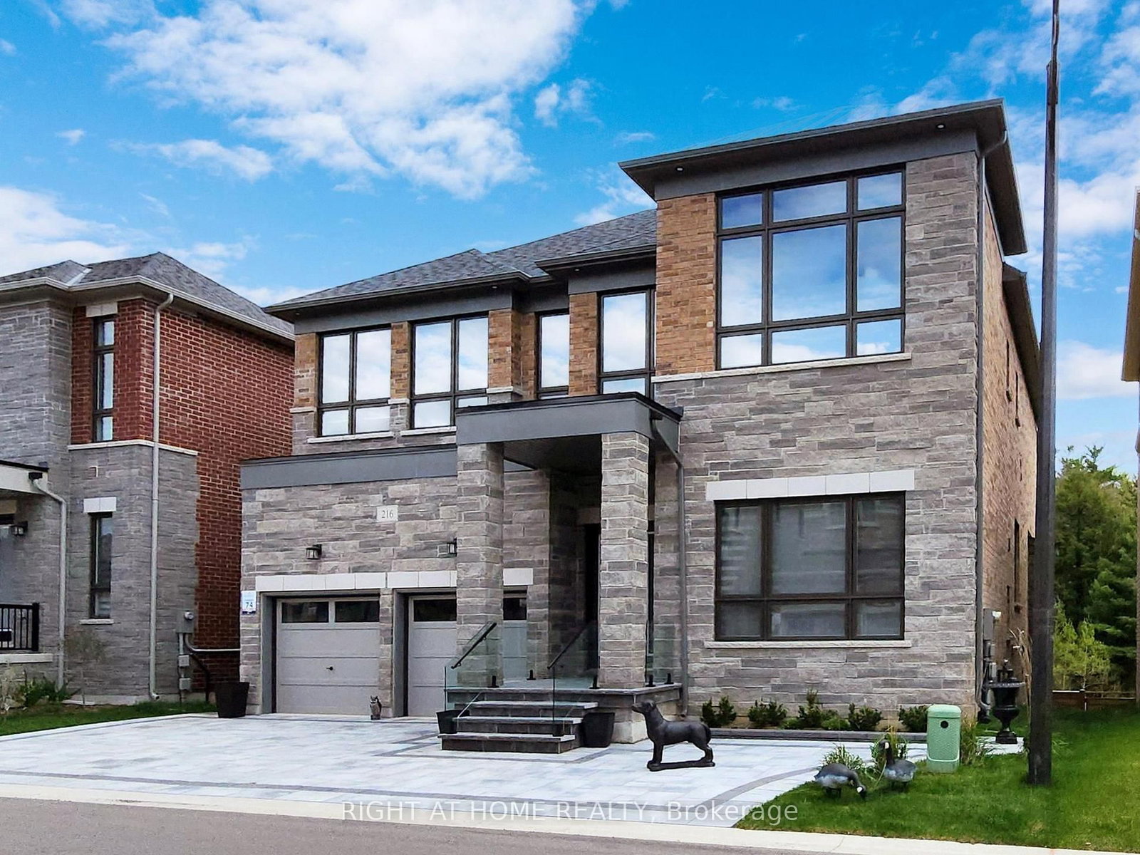 216 Sunset Vista Court E • Aurora, ON photo 2