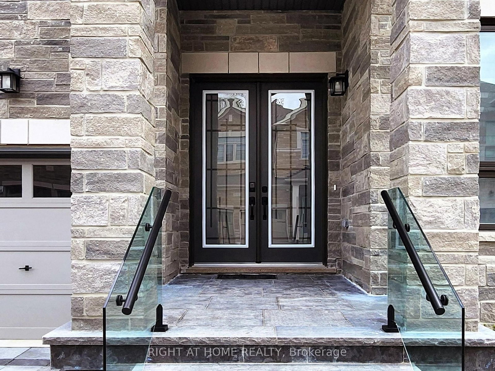216 Sunset Vista Court E • Aurora, ON photo 3