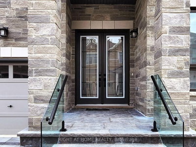 216 Sunset Vista Court E • Aurora, ON photo 3
