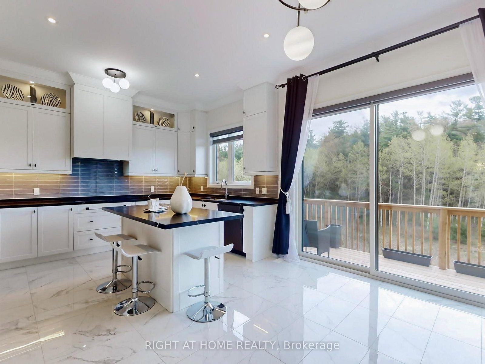 216 Sunset Vista Court E • Aurora, ON photo 8