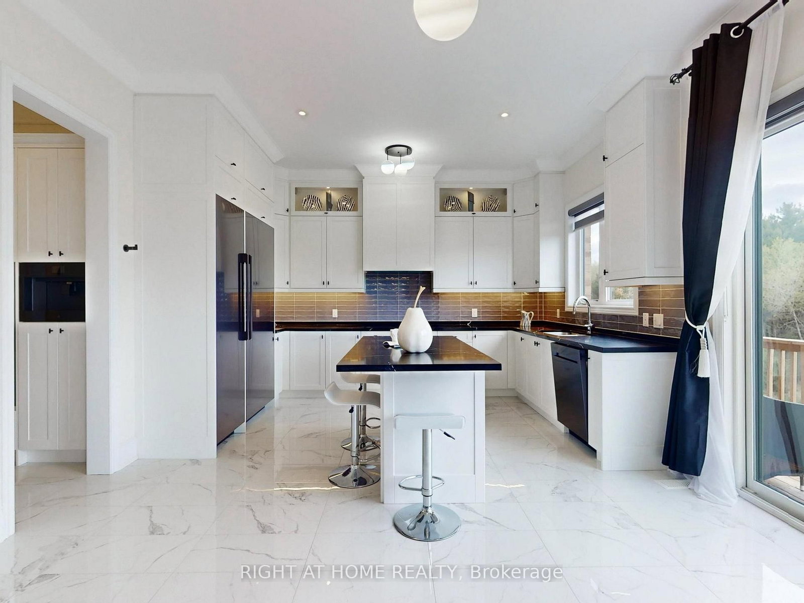 216 Sunset Vista Court E • Aurora, ON photo 9