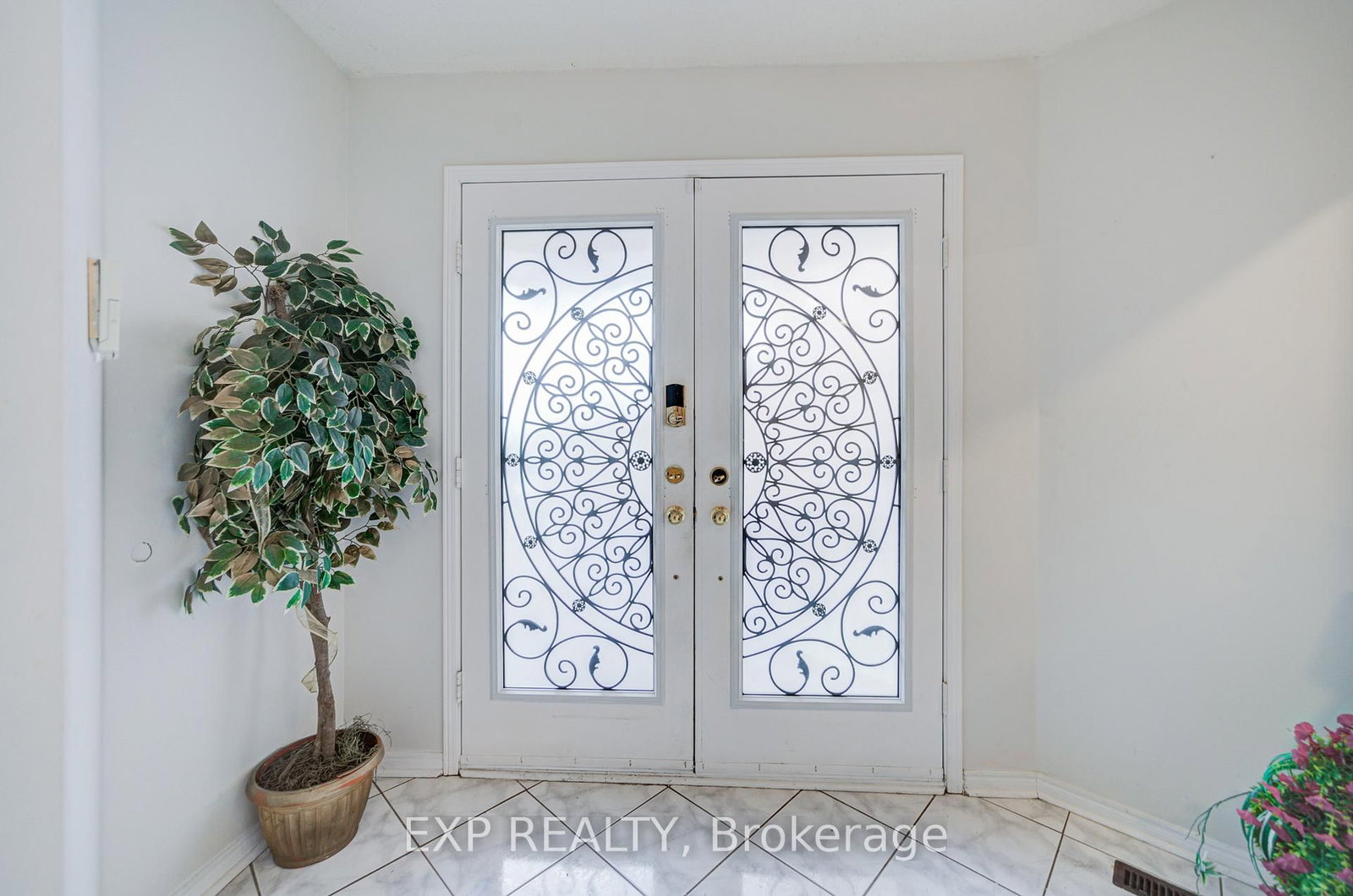 211 Sophia Road • Markham, ON photo 2