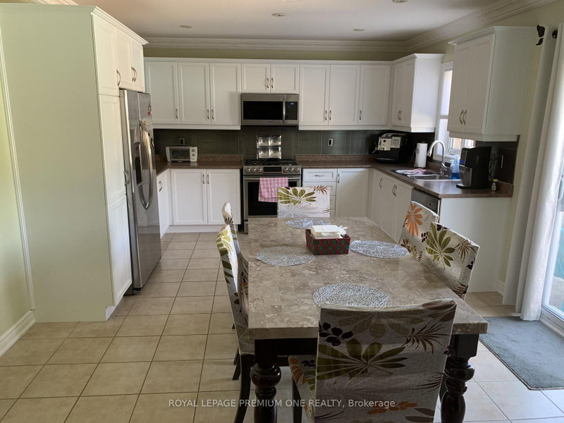 1370 Clarence St photo 5