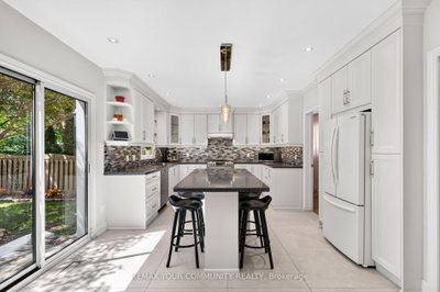 15 Klamath Court • Vaughan, ON photo 4