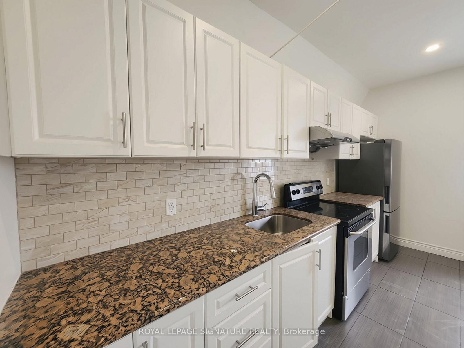 Upper 1 - 15 Barrie Street, Bradford West Gwillimbury 4
