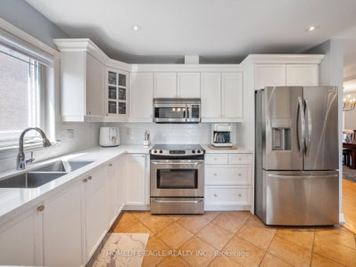 25 Meadowview Drive • Bradford West Gwillimbury, ON photo 6