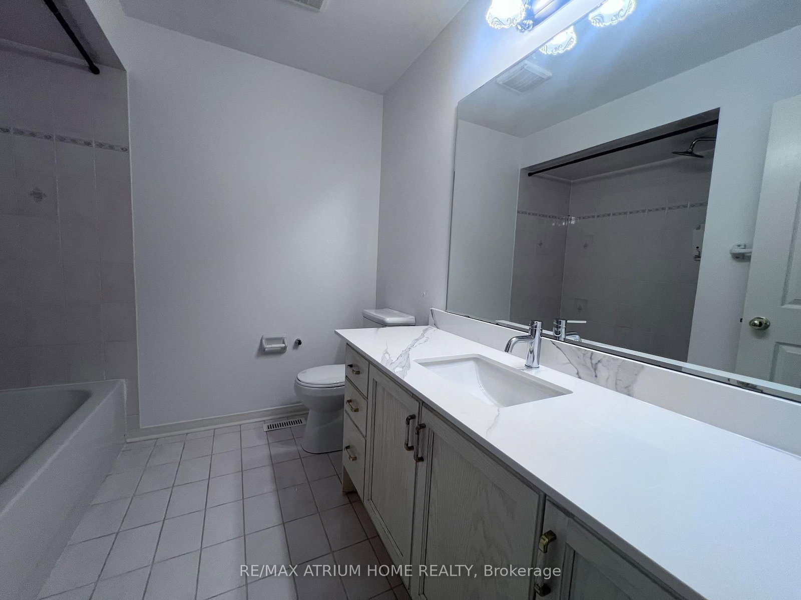 18 Breezeway Crescent • Richmond Hill, ON photo 6