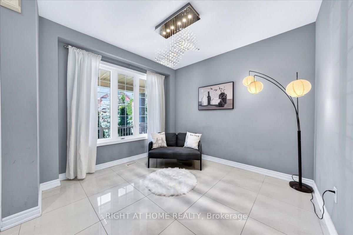 25 Longwood Avenue • Richmond Hill, ON photo 3