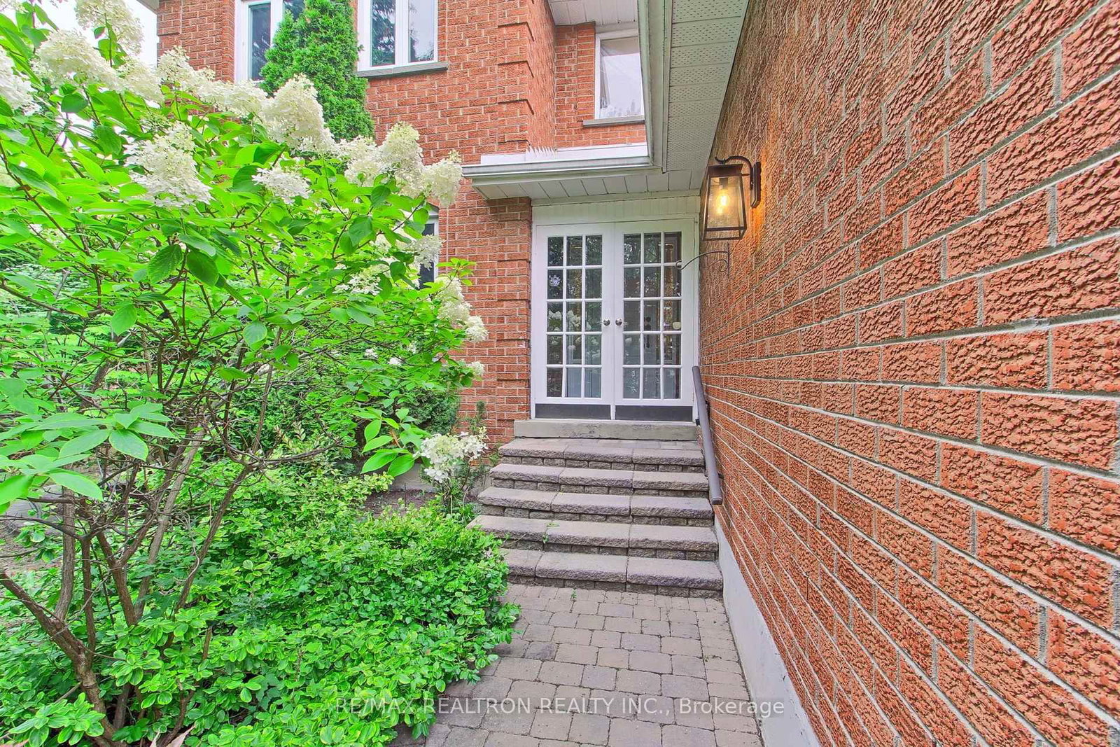 19 Crystal Drive N • Richmond Hill, ON photo 4