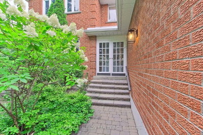 19 Crystal Drive N • Richmond Hill, ON photo 4