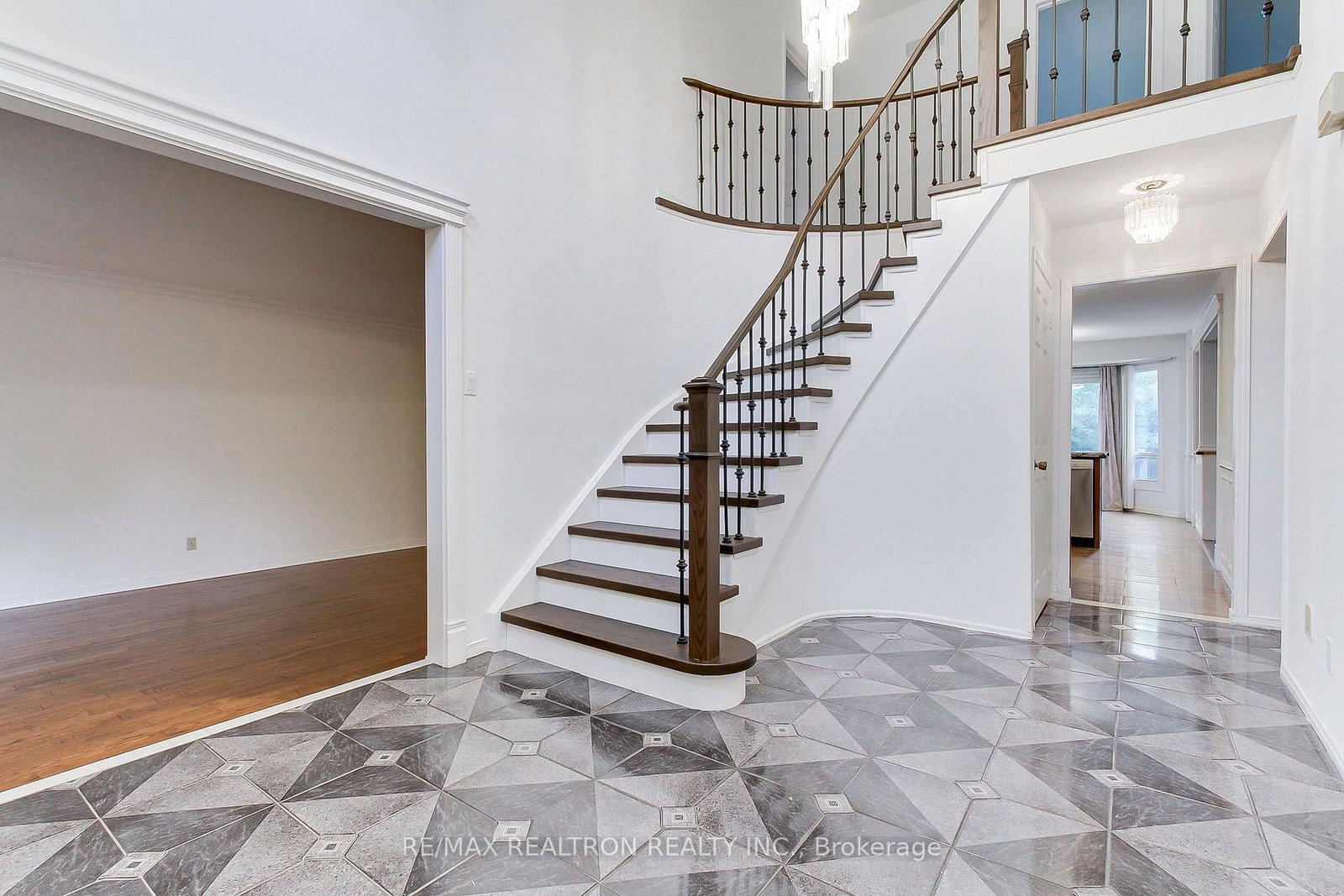 19 Crystal Drive N • Richmond Hill, ON photo 8