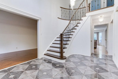 19 Crystal Drive N • Richmond Hill, ON photo 8