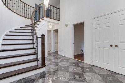 19 Crystal Drive N • Richmond Hill, ON photo 9