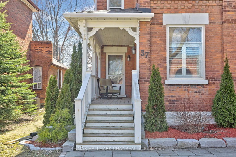 37 Main Street W