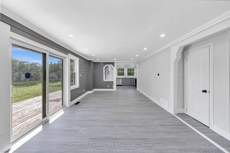 997 Mount Albert Rd photo 5