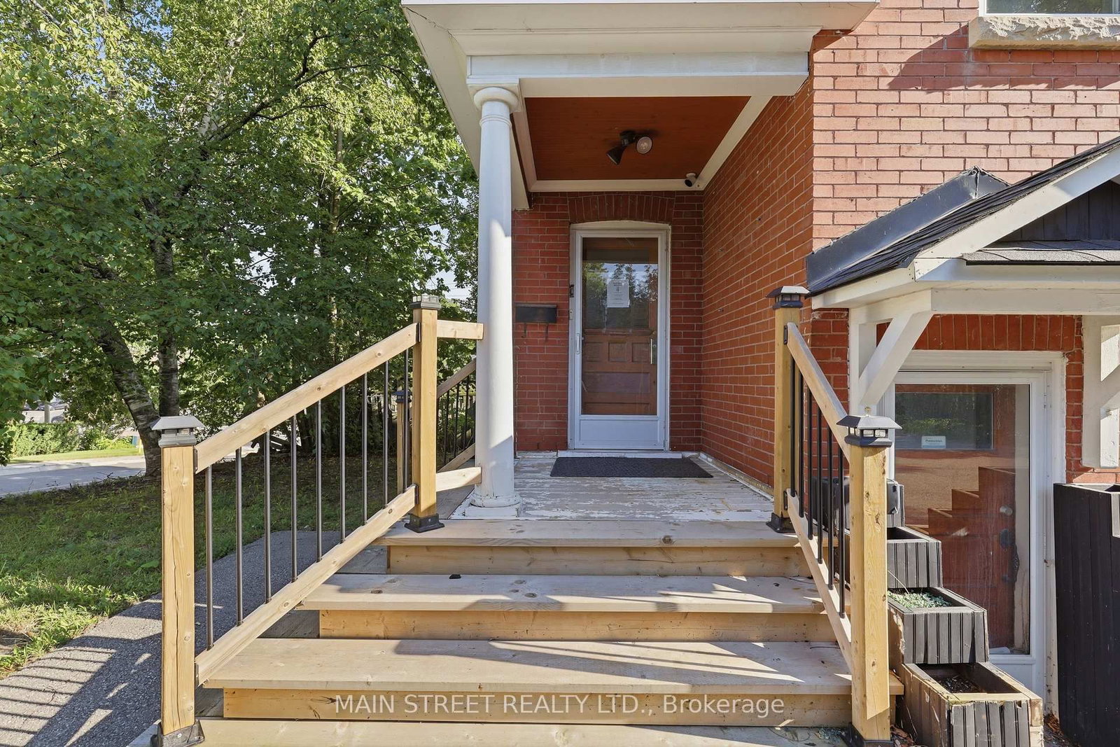 12 Vincent Street • Newmarket, ON photo 3