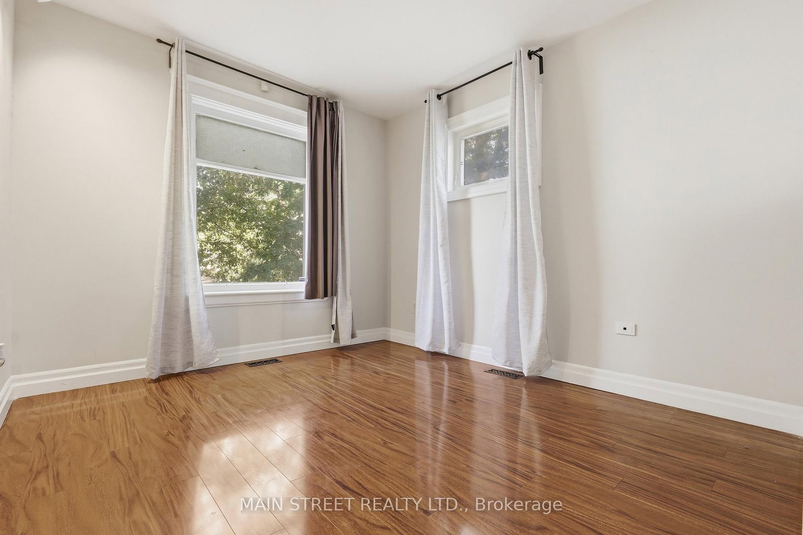 12 Vincent Street • Newmarket, ON photo 8